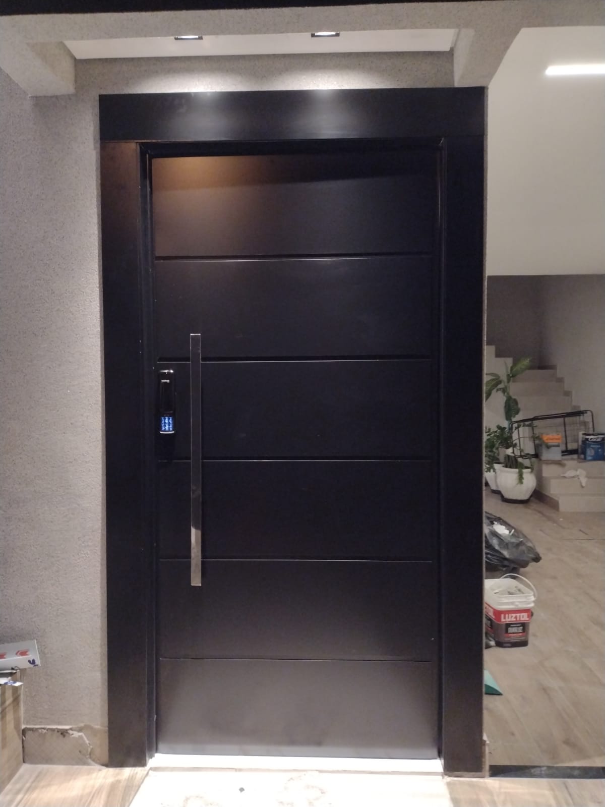 Detalhe de porta NOAH com fechadura e puxador